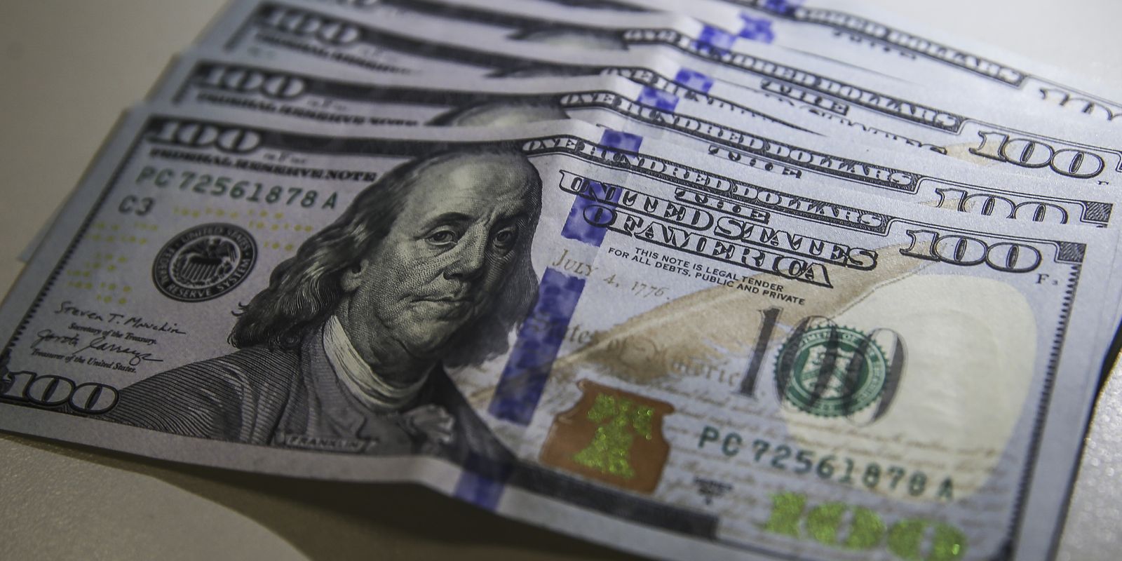 Dólar cai para R$ 5,66 após suspensão de tarifas de Trump