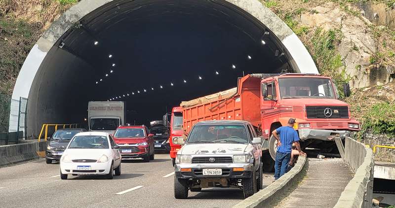 Caminhão quase despenca de mureta na saída de túnel e causa caos no trânsito