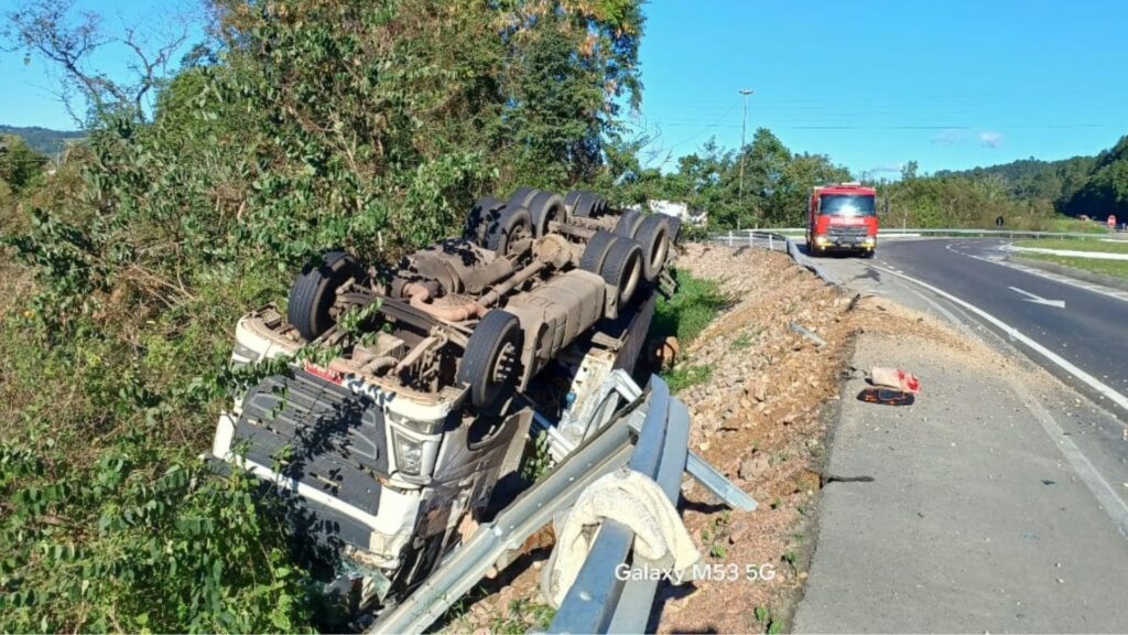 Caminhão tomba na BR-470 e motorista é encaminhado ao hospital
