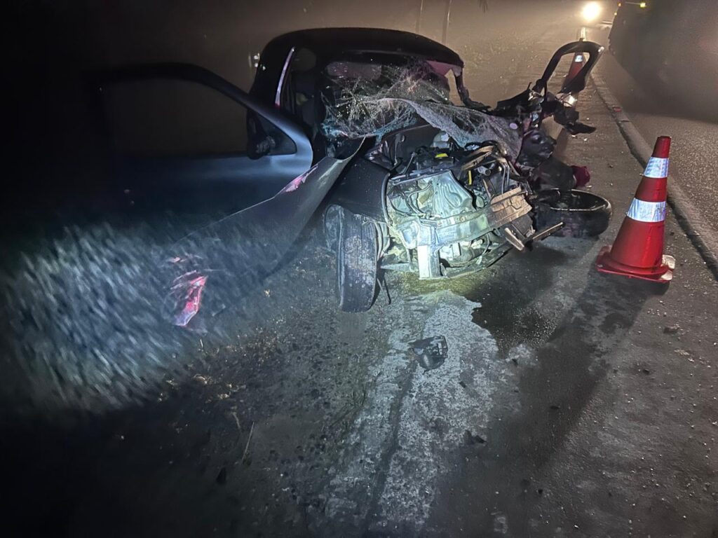 Carro fica irreconhecível e motorista em estado grave na SC-417