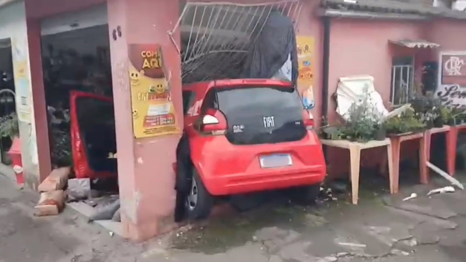 Vídeo mostra destruição em floricultura após carro dirigido por adolescente invadir o local em Blumenau