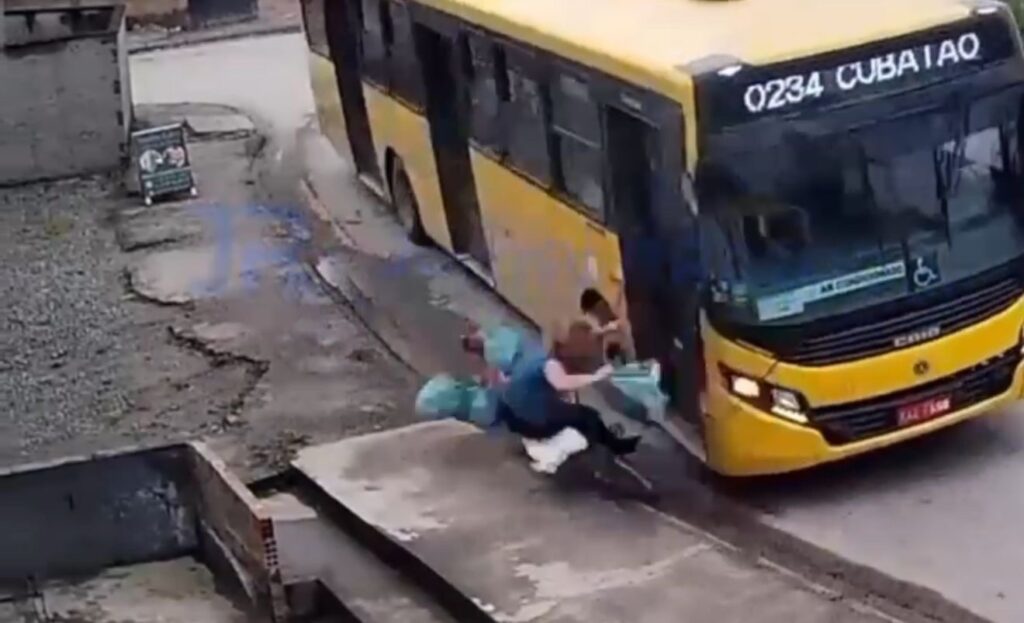 Ciclista é atropelada por ônibus em Joinville