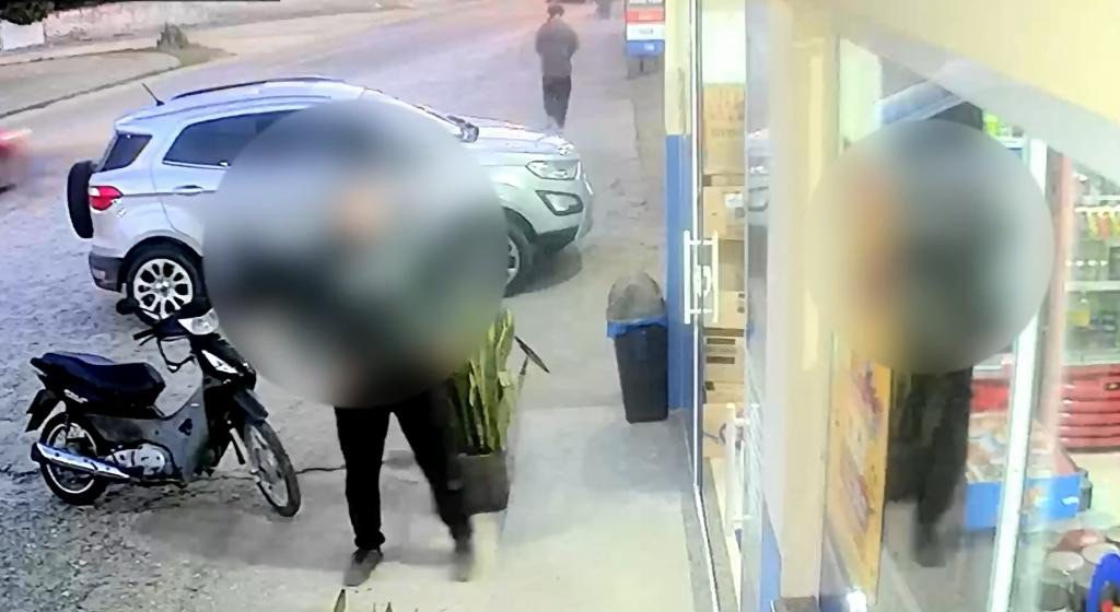 Clientes e funcionários impedem furto de motocicleta em mercado de Brusque; suspeito foge