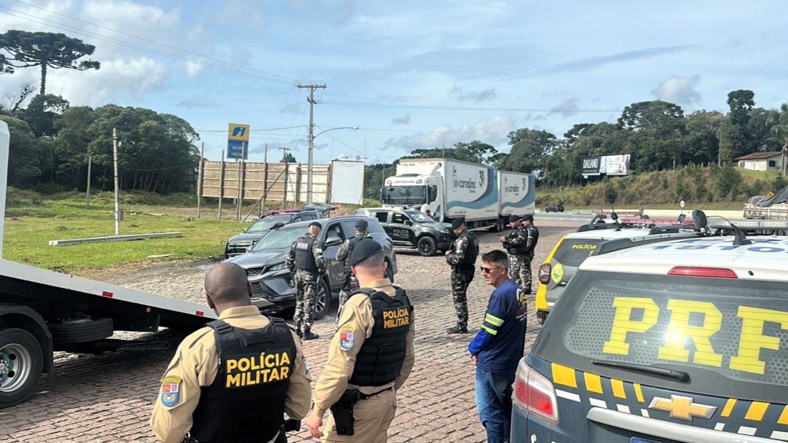 "Fugiu até estourar pneus": ladrão abandona Hilux furtada de Itapema após perseguição até o Paraná