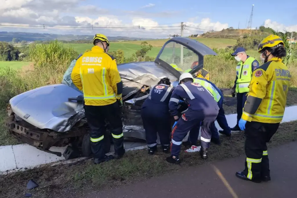 Colisão entre carro e caminhão deixa um morto na BR-282