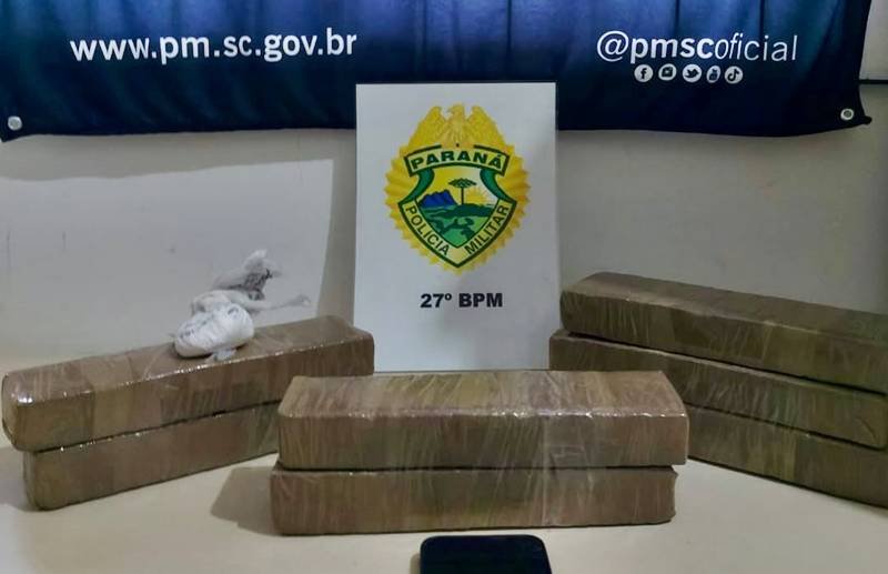 Mulher é presa com 4,5 kg de drogas dentro de mochila em SC