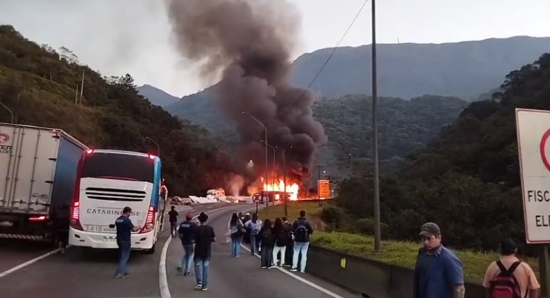 Motorista morre após caminhão tombar e pegar fogo na BR-376