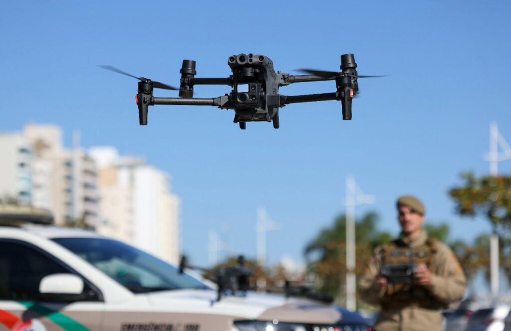 Drones com reconhecimento facial da PMSC identificam foragido da Justiça em Balneário Camboriú