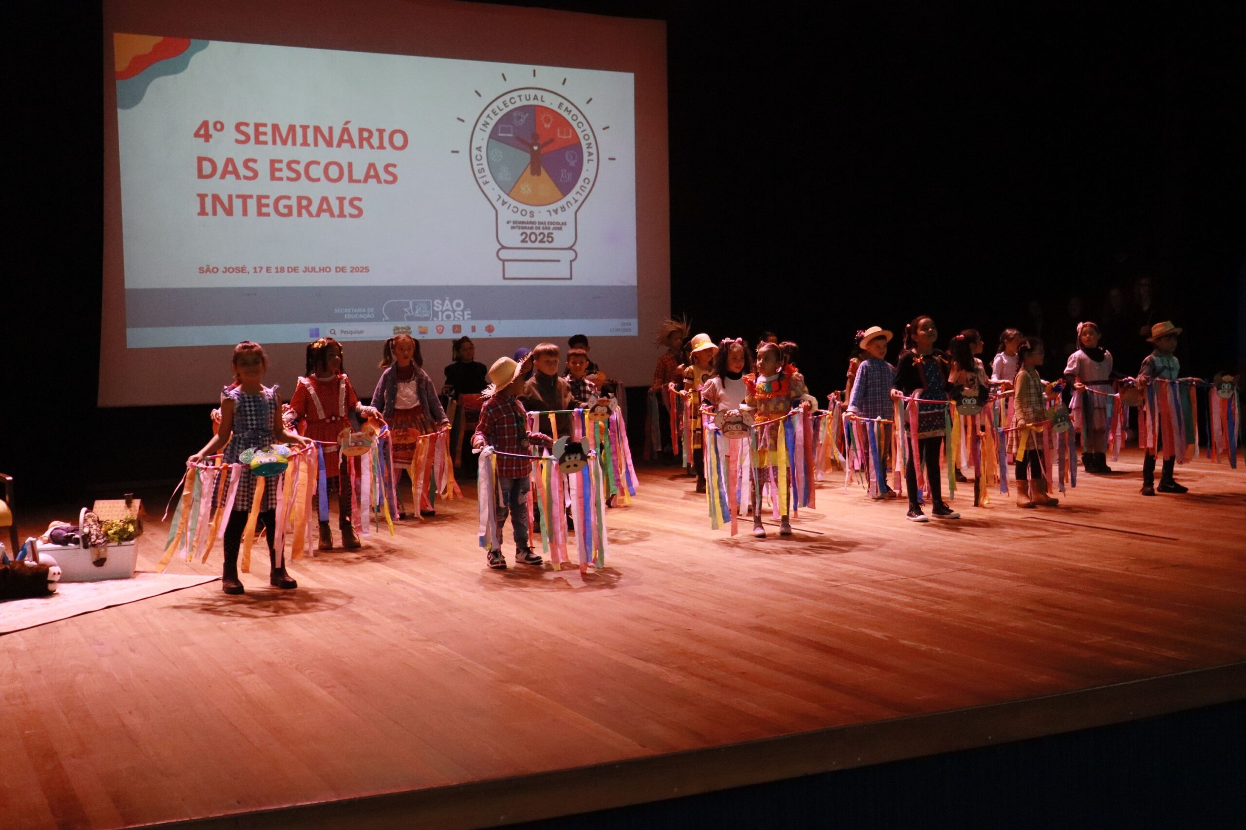 Encontro inspira professores de São José com práticas inovadoras e cultura no IV Seminário das Escolas Integrais
