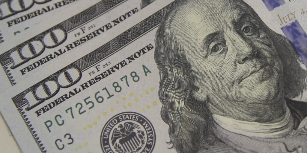 Dólar cai ao menor nível em quase dois meses com alívio externo