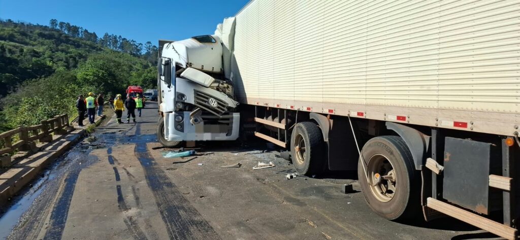 Grave acidente entre caminhão e carreta deixa feridos na BR-282 em SC