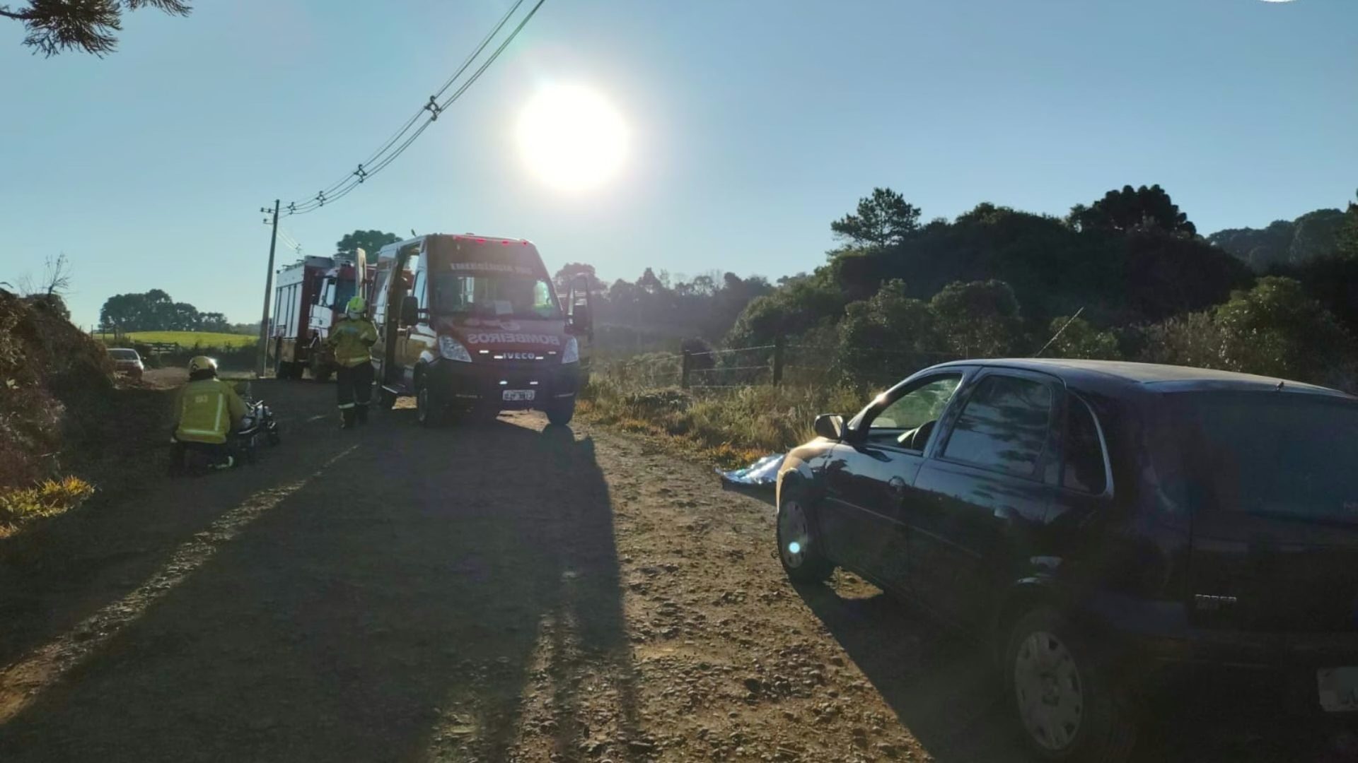 Idoso morre após carro tombar em estrada rural de SC; mulher ficou ferida