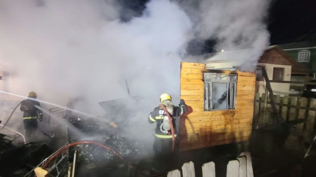 Incêndio destrói residência, suspeita é de fogo iniciado em fogão a lenha