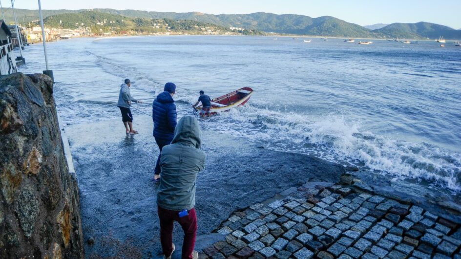 Maré alta alaga cidades do litoral de SC e preocupa moradores nesta terça-feira