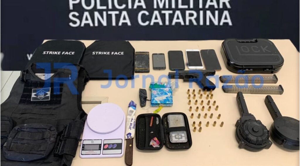 Homem é preso em flagrante com arma de uso restrito e materiais de tráfico