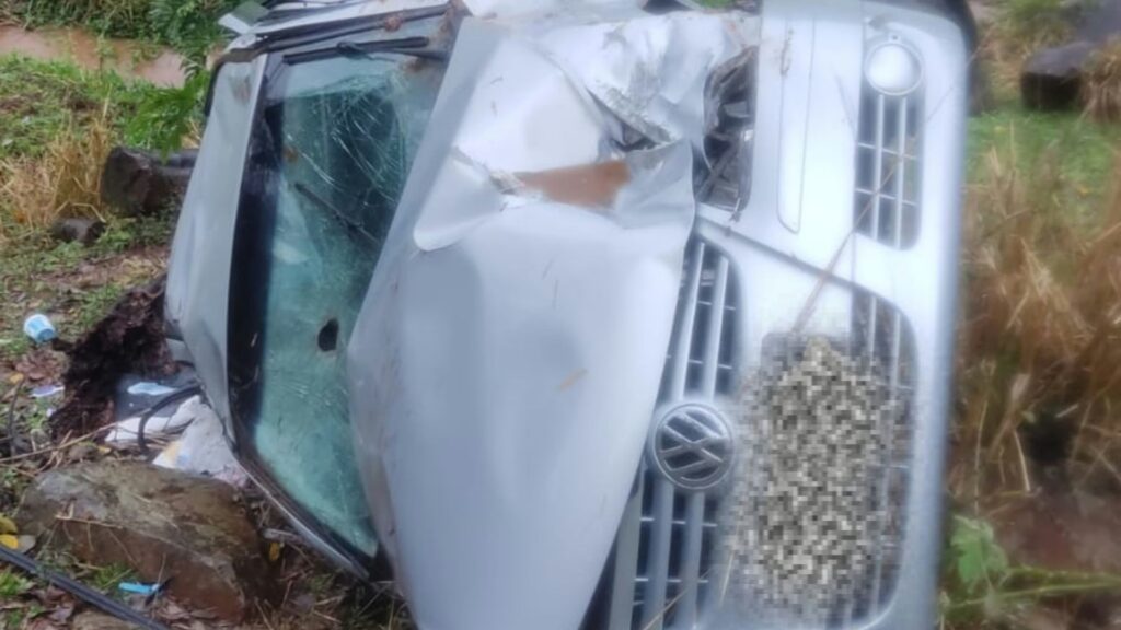 Carro capota na SC-157 e deixa quatro pessoas feridas, incluindo duas crianças