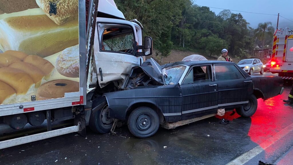 Tragédia na BR-470: colisão entre carro e caminhão deixa três mortos em SC