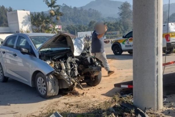 Motorista morre após colidir contra poste na rodovia em SC