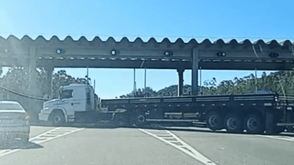 Caminhoneiro bloqueia pedágio e gera congestionamento na BR-101