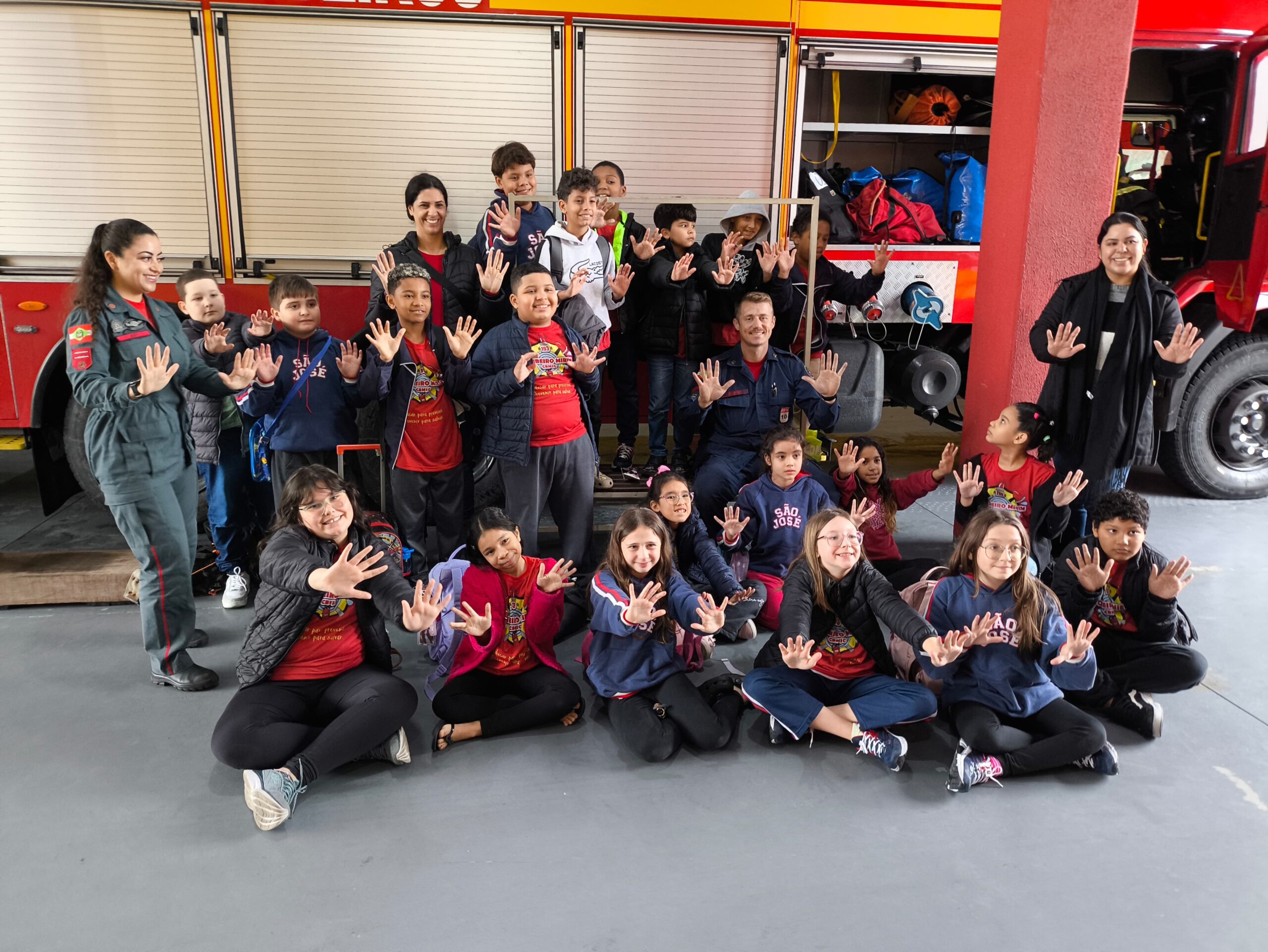 Alunos de São José vivenciam rotina no quartel dos Bombeiros Militar