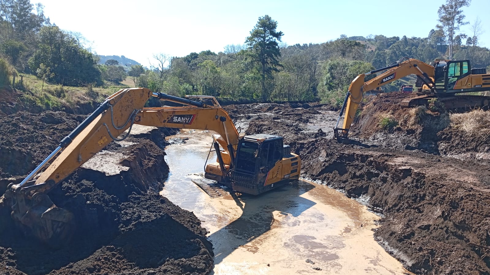 Casan retira 6 mil metros cúbicos de lodo em barragem de São Lourenço do Oeste