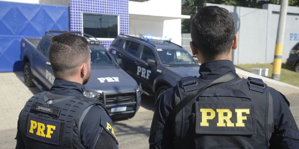 Jovem capota carro e espalha 438 kg de maconha na BR-376