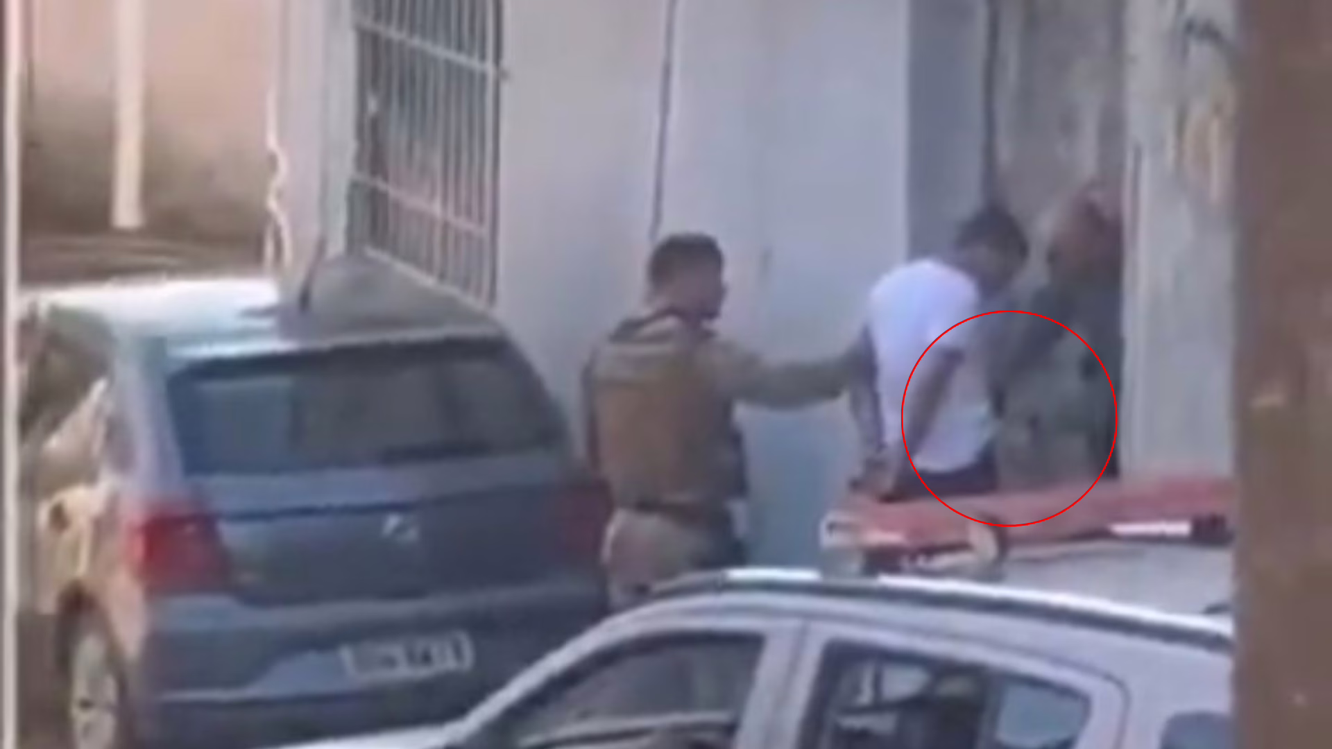 Vídeo flagra policial colocando objeto na cintura de homem algemado durante prisão em SC