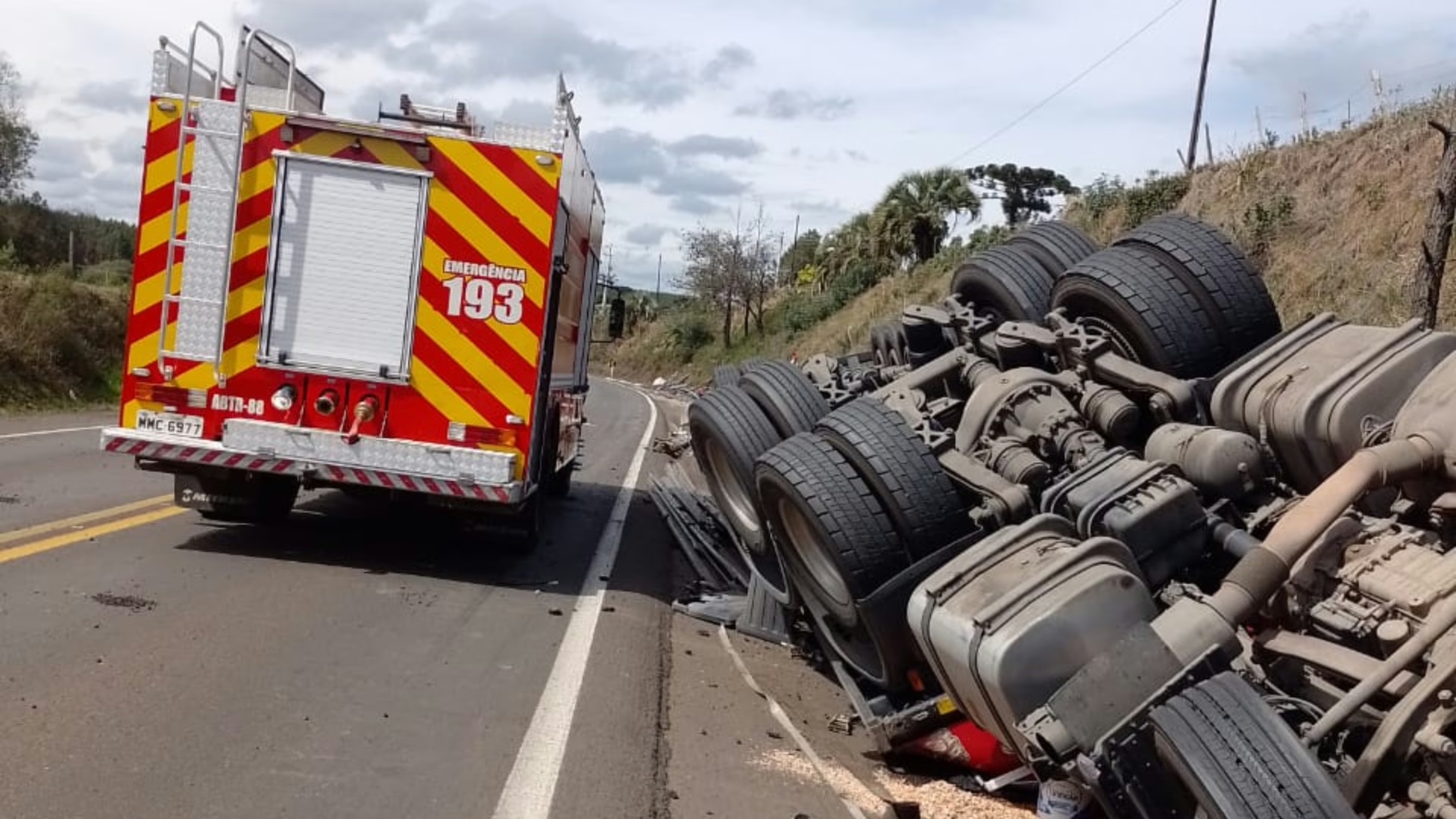 Caminhoneiro morre preso às ferragens após tombamento na BR-282 em SC