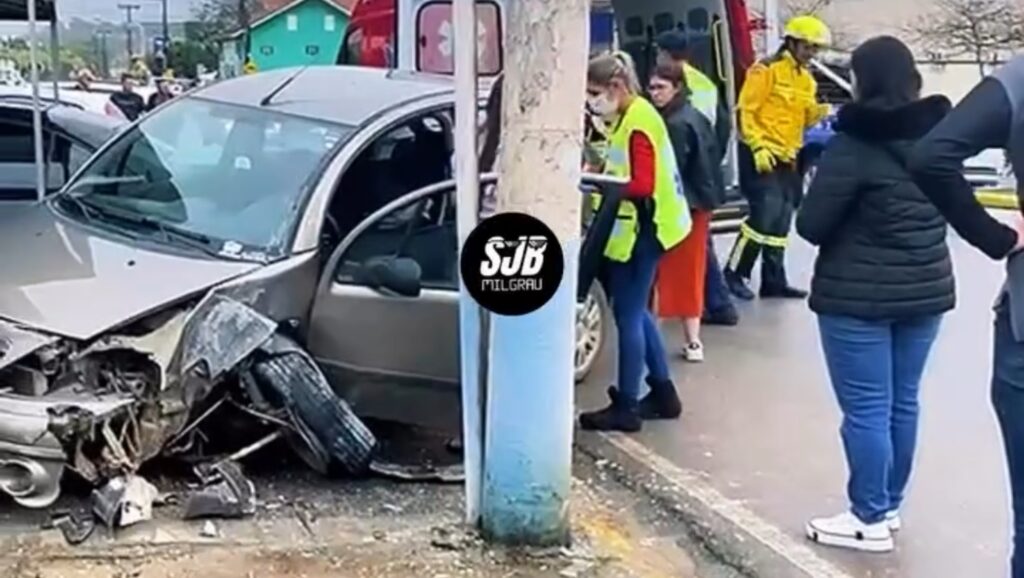 Mulher passa mal ao volante, colide com poste e carro estacionado