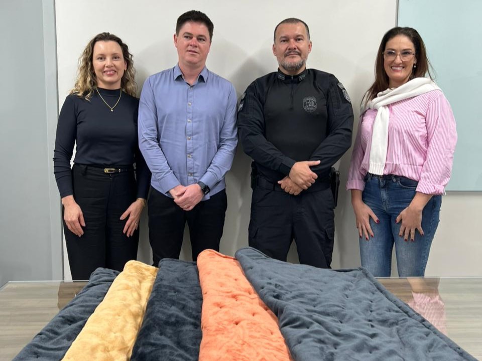 Reeducandos do sistema prisional de Blumenau produzem 100 cobertores entregues à maternidade do Hospital Regional de São José