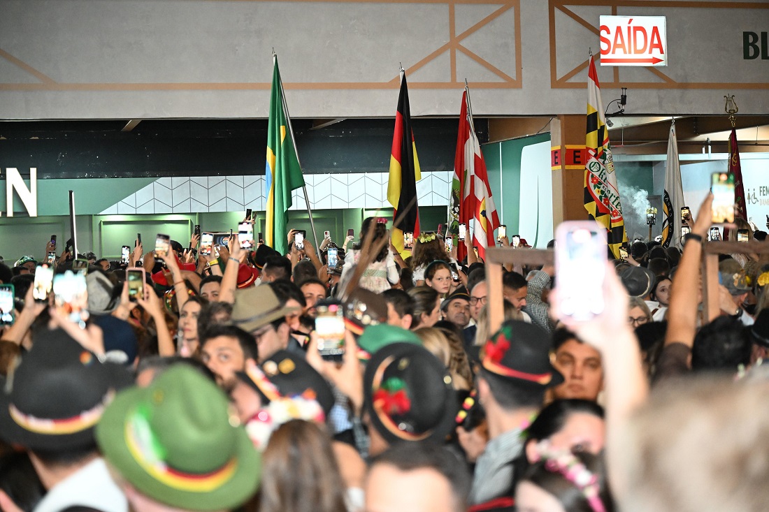 Sine Blumenau realiza mutirão de vagas para a Oktoberfest 2025