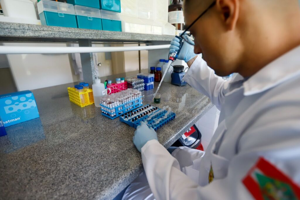 Substâncias inéditas identificadas pela Polícia Científica de SC entram na lista de drogas proibidas da Anvisa