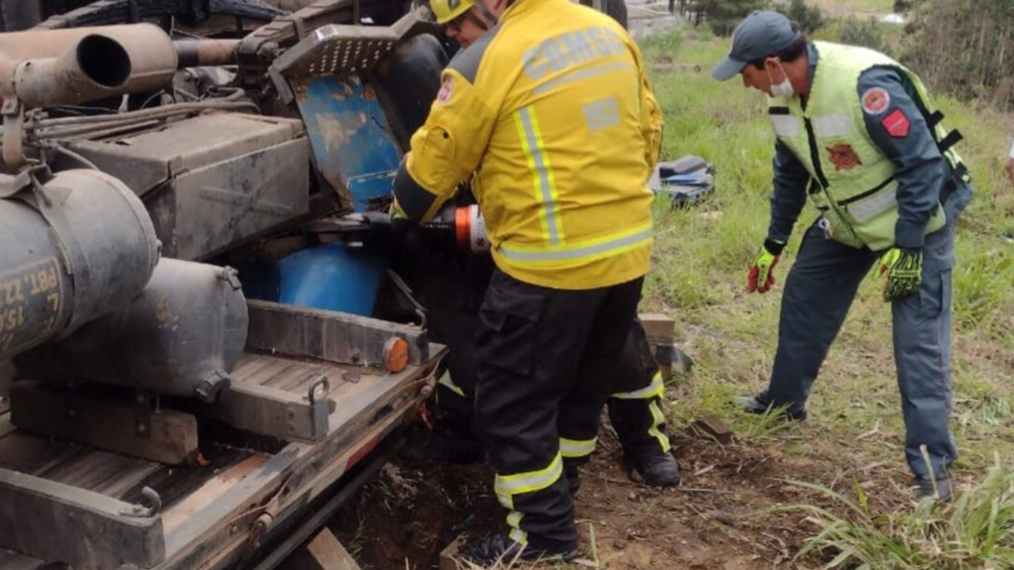 Caminhoneiro morre após caminhão carregado de madeira tombar na BR-282