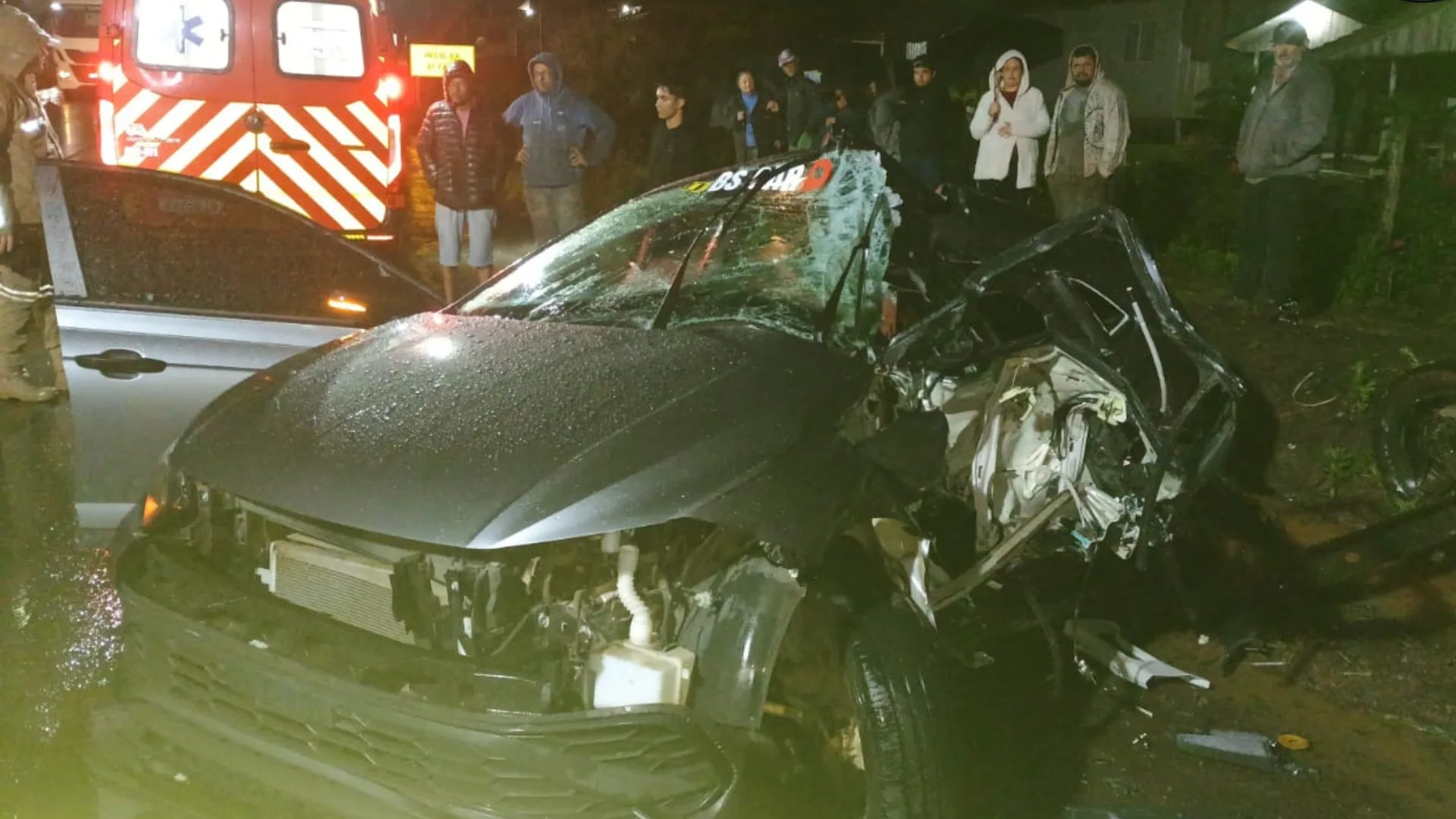 Carro fica irreconhecível após grave acidente de trânsito e deixa três vítimas presas às ferragens em SC