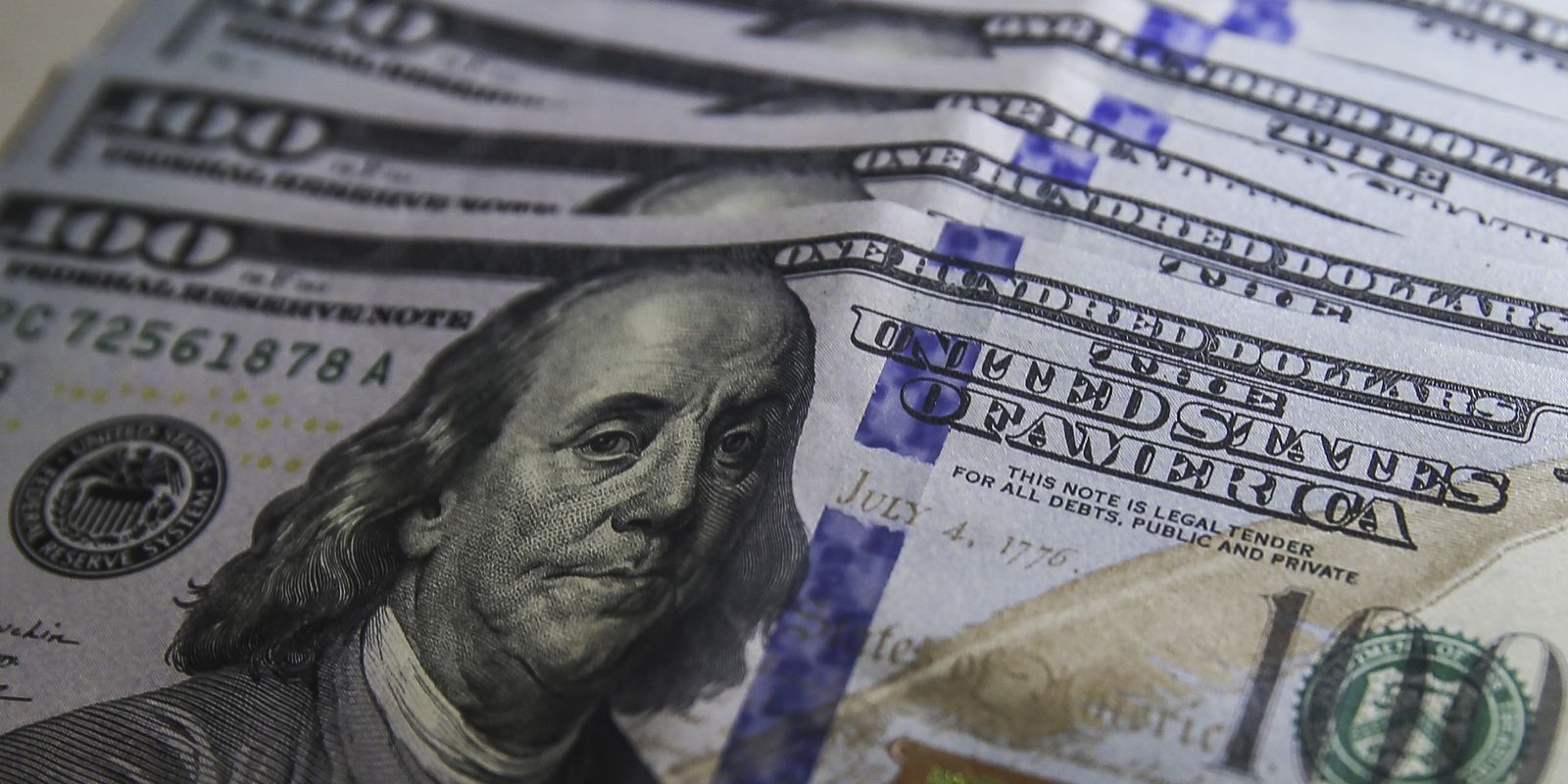 Dólar sobe para R$ 5,35 em meio a tensões com medida provisória