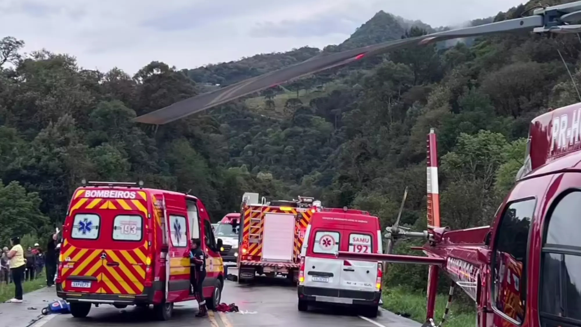 Grave acidente deixa duas pessoas mortas e outras três feridas na BR-282