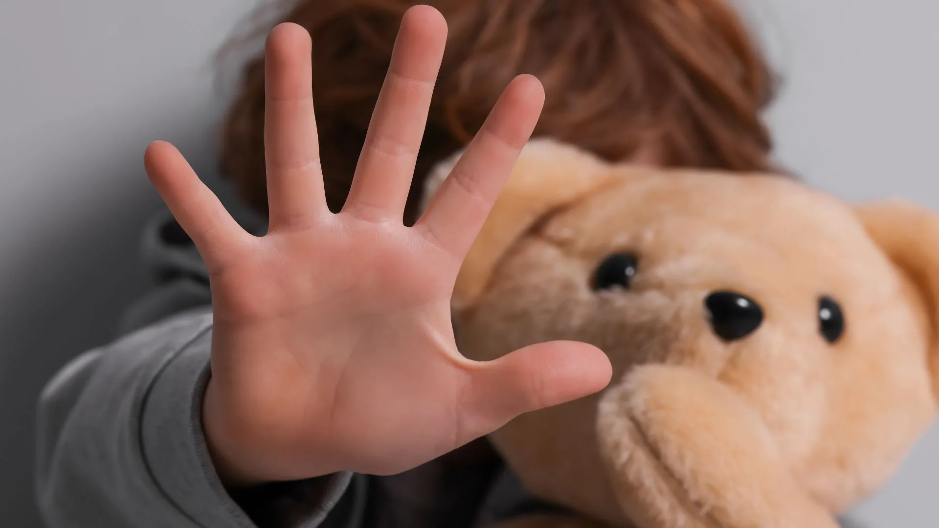 Homem é preso por abusar dos filhos e engravidar a própria filha em SC