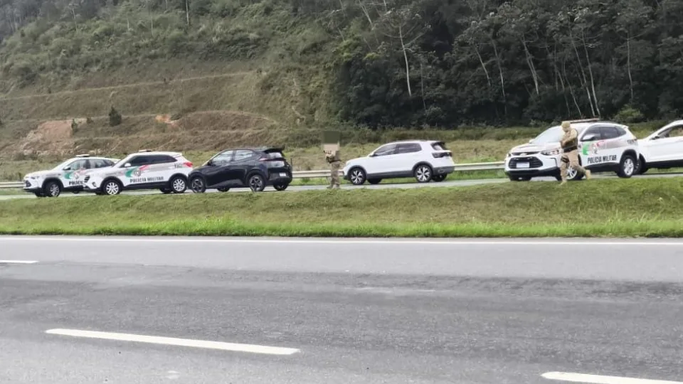 Homem morre em confronto com policiais na BR-470 em SC