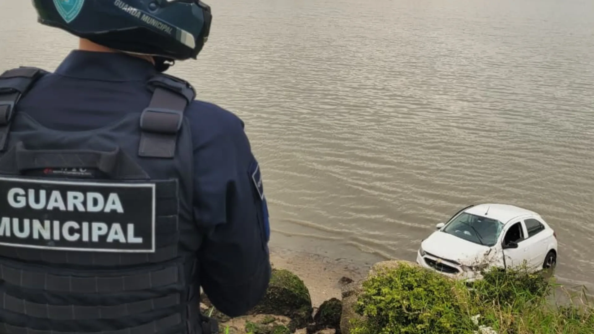 Carro cai no mar após motorista perder o controle na Beira-Mar em Florianópolis