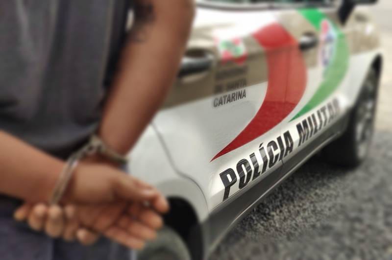 Homem é preso em Papanduva após agredir companheira e impedir socorro médico