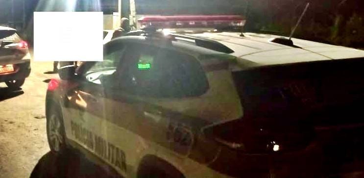 Filho agride o pai e avança contra PMs ao ser abordado em Canoinhas
