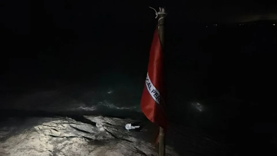 Homem é visto pedindo socorro e desaparece no mar durante a noite em SC