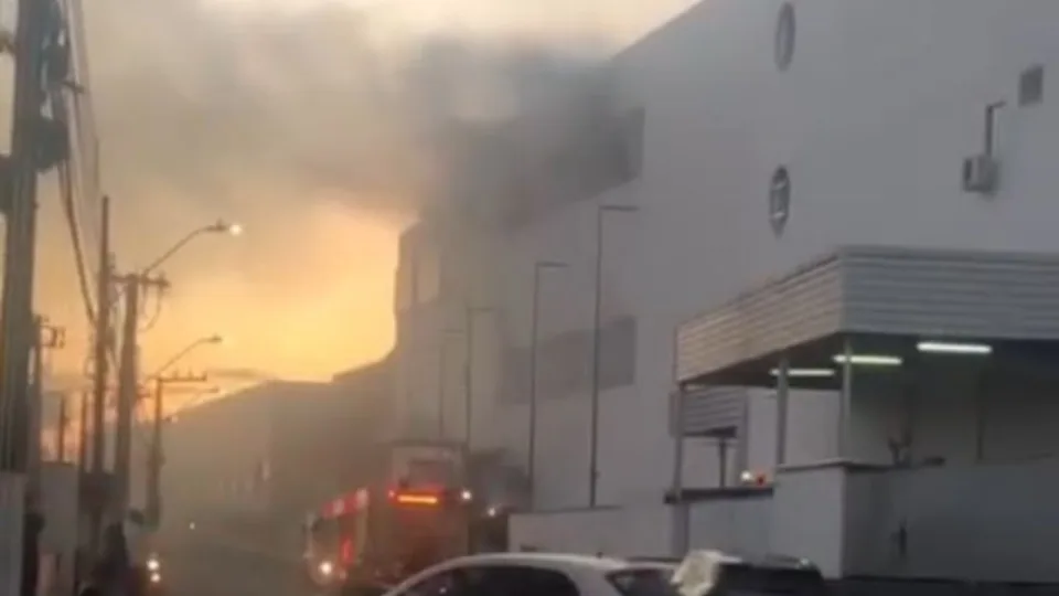 Imagens mostram fumaça intensa em incêndio em shopping de SC; veja o vídeo