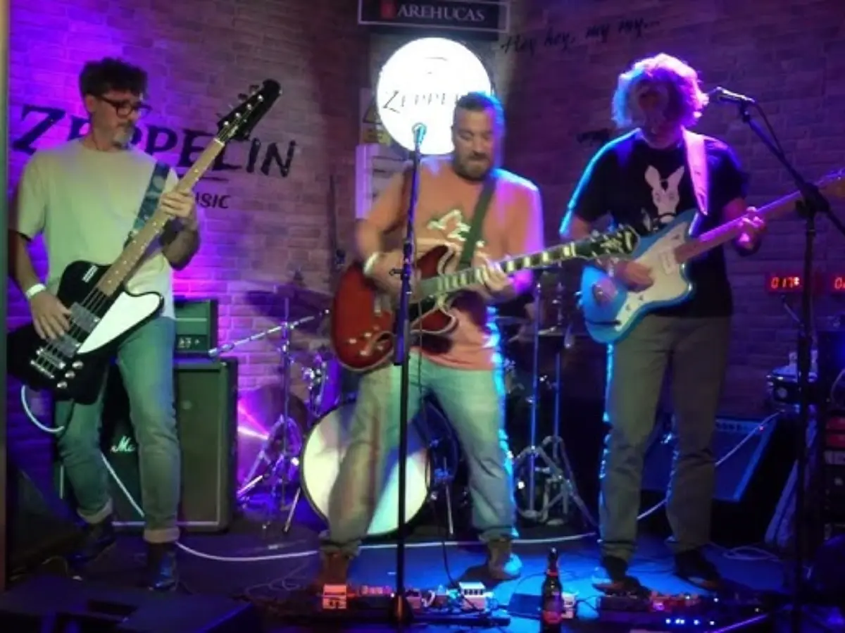 Paredes clássicas do Teatro Adolpho Mello ecoam com o melhor do rock em noite histórica em São José