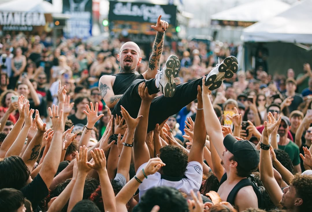 Rock, motores e emoção: Mundial do Rock reúne mais de 30 mil pessoas na Beira-Mar de São José