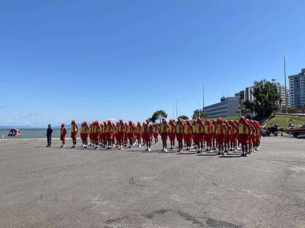 Com presença do comandante-geral do CBMSC, 1º BBM realiza formatura de guarda-vidas civis voluntários e entrega de viaturas e equipamentos em Florianópolis