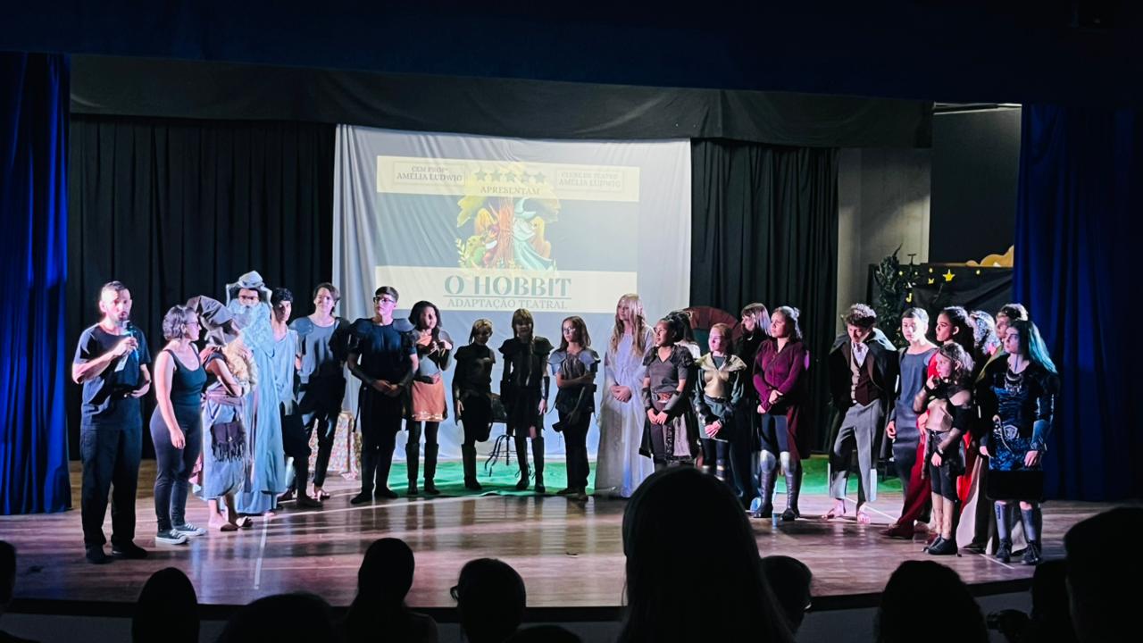 Estudantes da rede municipal de São José emocionam a comunidade com espetáculo “O Hobbit”