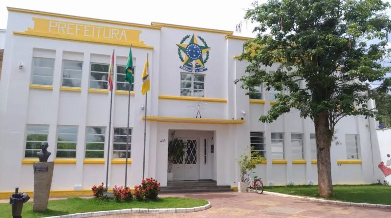 Ex-prefeito de cidade em SC é denunciado por usar dinheiro público para autopromoção; entenda