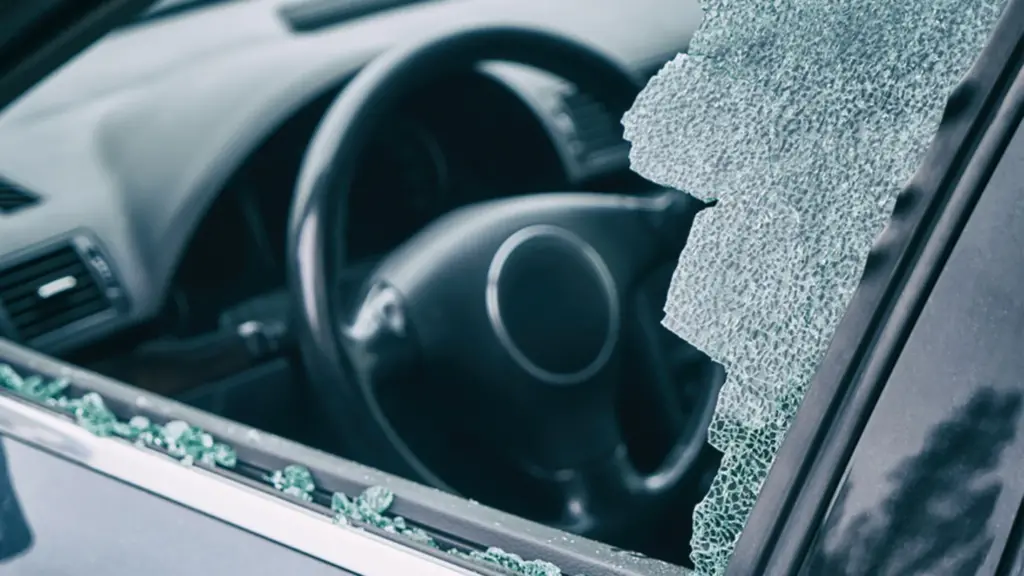 Suspeito quebra vidro de carro em Canoinhas e esquece o próprio celular no banco do veículo