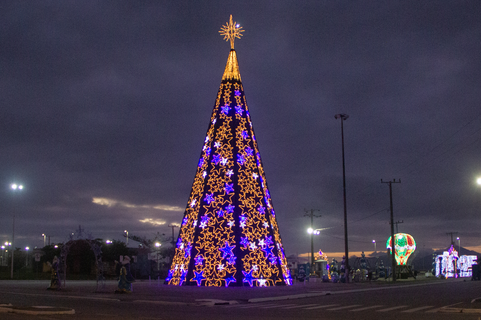 São José acende iluminação natalina e inaugura árvore e Casa do Papai Noel